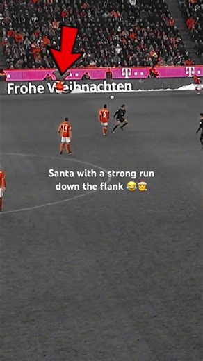 Thiago assists Santa 😂🤝🎅