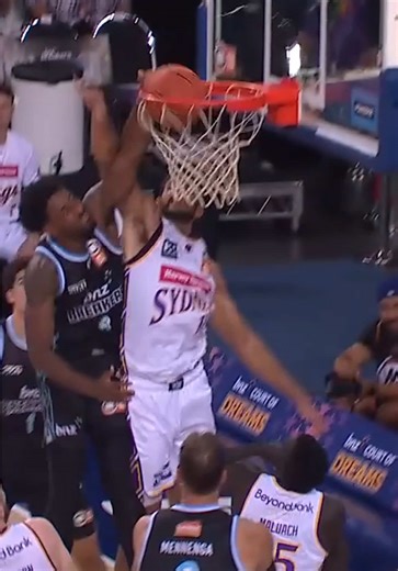 IZAIAH BROCKINGTON'S EPIC DUNK ON ESPN