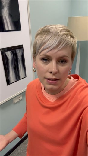 Die neuste Folge Bettys Diagnose „Eifersüchtig“ ist ab heute online - und der Namen ist hier definitiv Programm 🤓 Aber neben zwei spannenden Fällen unserer Patient*innen, einer unerwarteten Rückkehr und zwei streitenden Gockeln (Tarik und Julius, wer hätte es geahnt?! 😉), könnt ihr euch auf die bezaubernde @jasmin.minz.official freuen 🥳 👉 Die neue Folge „Eifersüchtig“ findet ihr hier: http://kurz.zdf.de/Betty #freitag #wochenende #bettysdiagnose #zdf #pflege #krankenhaus #serie #zdf #streame