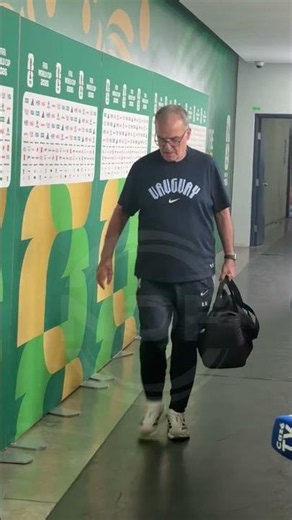 "El loco" Bielsa left completely alone 😱 #bielsa #uruguay #spain #worldcup #soccer
