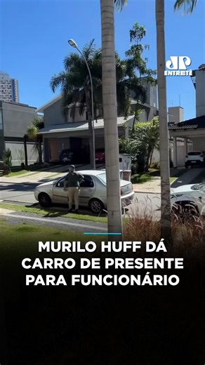 Murilo Huff emocionou um funcionário ao presenteá-lo com uma picape. A surpresa foi registrada em vídeo e compartilhada nas redes sociais, onde rapidamente conquistou os fãs do cantor. Nas imagens, gravadas por Gabriela Versiani, noiva do sertanejo, Murilo pede que Sérgio Araújo vá até uma farmácia comprar um remédio. Ao sair, o funcionário segue em direção ao carro que costuma usar, um Fiat Siena, mas é interrompido pelo cantor:
