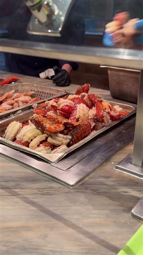 This might be the most dangerous buffet in Las Vegas… Unlimited lobster + crab legs at the Palms