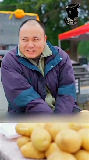 এক গরিব ছেলে কুয়া থেকে পানি তুলছিলো,হঠাৎ তার তোলা পানি মাটিতে পড়তেই...