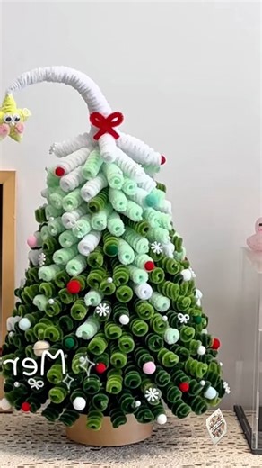 Flower Teresia | DIY & Craft Finds on Instagram: "Easy tutorial to make a nice and cute Christmas tree #easytutorial #chrismastree #flowertutorial #flowerteresia #pipecleaner"
