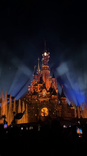 Disneyland Paris celebrated the start of 2026 in style with spectacular fireworks that lit up the sky above Disneyland Park and Sleeping Beauty Castle. 🥳 #DisneylandParis #HappyNewYear #fireworks #DisneyParks | Disneyland Paris