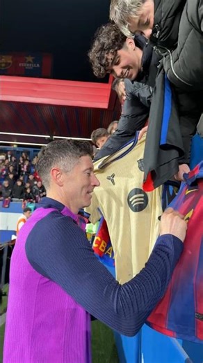 Lewy feeling the love 🫶 #shorts #fcbarcelona #shortsfeed