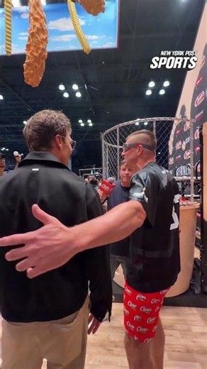 Tom Brady & Rob Gronkowski are having the time of their lives at the Raising Cane’s dunk tank. 🤣