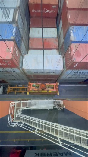 Container Handling with RTG Crane