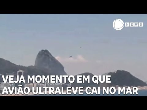 Veja momento em que avião ultraleve cai no mar em Copacabana