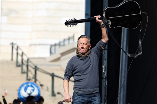 Bruce Springsteen launches anti-Trump tour with Minneapolis song
