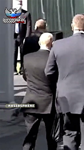 Vladimir Poutine the boss walks