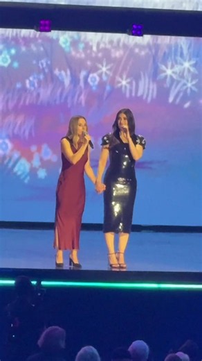 Kristen Bell and Idina Menzel perform a new rendition of 'Frozen... | 24vids