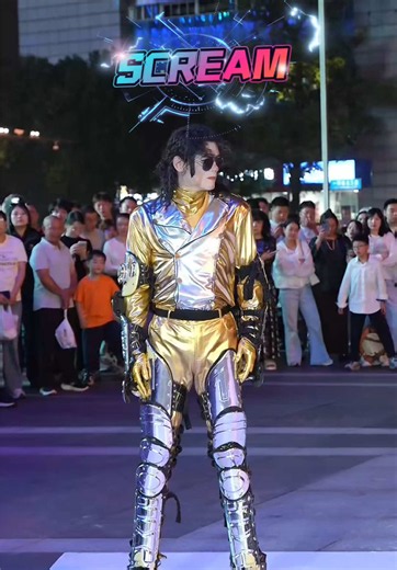 Michael Jackson Moonwalk Dance — Live in the Moment