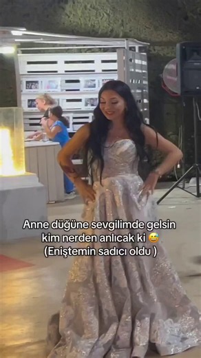 Ablasının düğününe “Kimse anlamaz” diyerek sevgilisini çağıran genç kız, “Sanırım herkes anladı” açıklamasıyla paylaştı. Pistten asla inmeyen genç, önce eniştenin sağdıcı oldu, sonra tuttuğu gelin çiçeğini sevgilisine verdi.