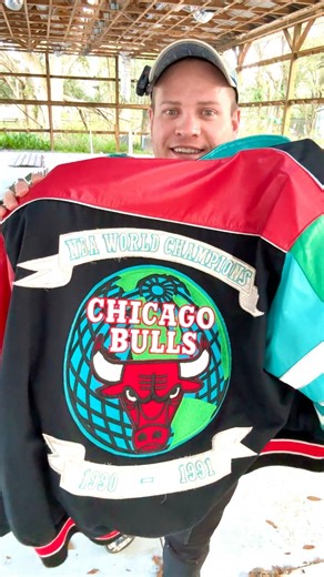 This one’s a true vintage grail. A 1991 Chicago Bulls Jeff Hamilton leather jacket, celebrating the Bulls’ NBA World Championship era 🏆🐂 Jeff Hamilton jackets are iconic for a reason—bold colors, premium leather, and instantly recognizable designs that defined ’90s sports fashion. Pieces like this don’t come around often, especially in this condition. If you know, you KNOW 😮‍🔥 Would you rock this or keep it as a collection piece? #VintageBulls #JeffHamilton #ChicagoBulls #NBAVintage #90sFash