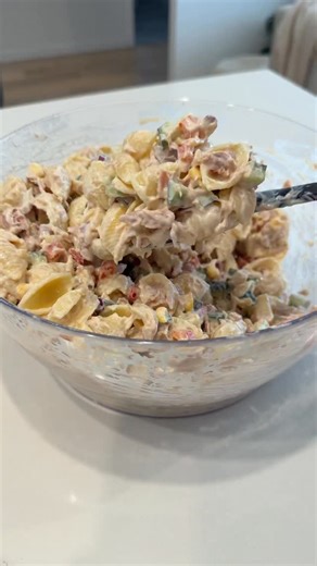 Bree on Instagram: "Peri Peri Tuna Pasta Salad 🫶🏼 We love this for lunch meal prep, it’s so tasty! Recipe: 500g Shell Pasta, cooked & cooled 1 small Red Capsicum, finely diced 1 small Red Onion, finely diced 1 Cucumber, finely diced 1/2 cup Corn Kernels 200g Sour Cream 1/2 cup Peri Peri Mayonnaise (add more if you like it extra creamy) Salt & Pepper • • • #pastasalad #easyrecipe #tuna #lunchideas #mealpreprecipes"