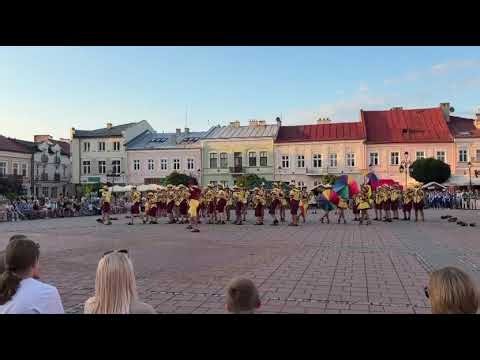 🔥 UMBRELLA IN SANOK 🇵🇱🎺 Fanfare of Lviv & Feyeriya Majorettes | Rihanna & The Baseballs Cover 💃✨
