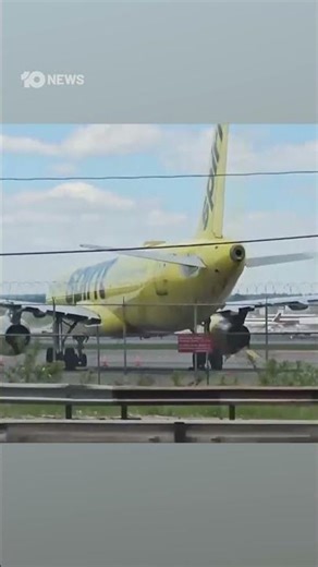 United Airlines Plane Hits Pole And Truck While Landing At Newark Airport | 10 News