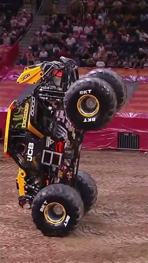 Tony Ochs Getting technical 👨‍🔧 #MonsterJam #MonsterTrucks #Charlotte