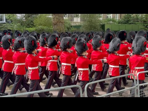 Thousands of Soldiers March as One Through London’s Streets