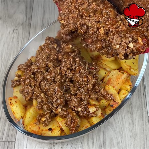 I put Ground Beef on Top of the Potatoes and made a Simple, Economical and Very Tasty Recipe!! | Recipes at Home