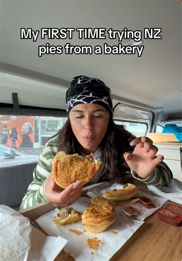 NZ pies from fast & fresh bakery in Taupo 📍🥧 #nzpie #nzfood #pie #nzfoodreview #travelfoodie