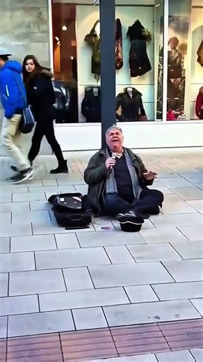 Wait till you hear this!Homeless man sings ‘Hello’ Lionel Richie #homeless #song #lionelrichie #fypシ