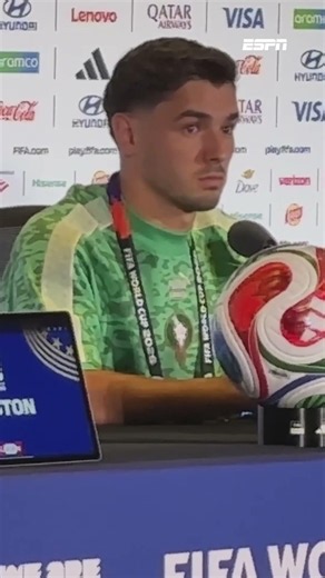 Cameraman deelt klap uit tijdens persconferentie van Brahim Díaz 🥊👀