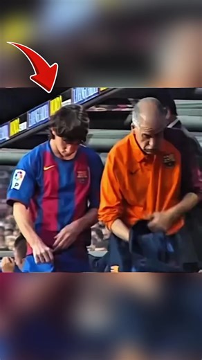 Messi et Ronaldinho : la connexion qui a choqué tout un stade #Messi #Ronaldinho #FCBarcelona #FootballHistory #FootballEdit