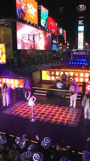 Losing our minds over that amazing #RockinEve performance from Maren Morris 🤯 The countdown to midnight continues with more performances on ABC! | Dick Clark's New Year's Rockin' Eve