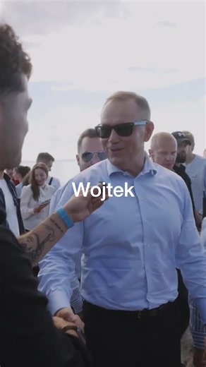 Poznałem Prezydenta Polski. Całe życie mieszkam w kraju podzielonym na dwa obozy i nie mam zamiaru brać udziału w tej wojnie polsko-polskiej. Szczególnie że do obu stron jest mi równie daleko, a za te wszystkie podziały ostatecznie płacimy my, nie politycy. Dlatego zamiast oceniać z daleka, postanowiłem po prostu pójść i poznać człowieka, który jest prezydentem naszego kraju. Zobaczyć, jak wygląda jego świat i z czym tak naprawdę wiąże się ta funkcja. Zapraszam Was na odcinek!