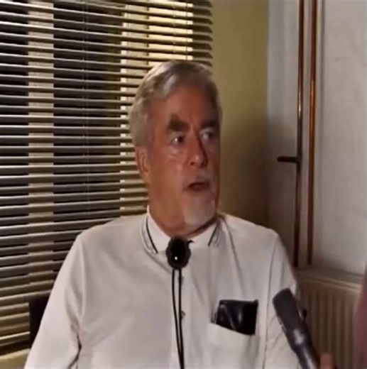🚨Green Beret Major Virgil Armstrong: White Sands crash retrieval of an alien craft and occupantsEx CIA Major Virgil Armstrong details what happened at the White Sands New Mexico UFO crash recovery.Armstrong received a message stating that a UFO had crashed at White Sands, New Mexico and was presently under observation.The observation was to determine whether they had friendly intents or they were hostile, if there was any occupants uh aboard. There were five occupants, all were dead and moved t