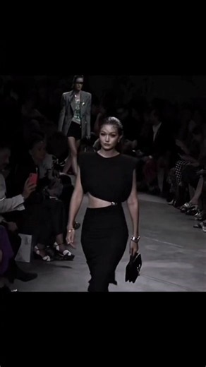 Gigi Hadid Bella Hadid & Kendall Jenner #gigihadid #kendalljenner #bellahadid #runway