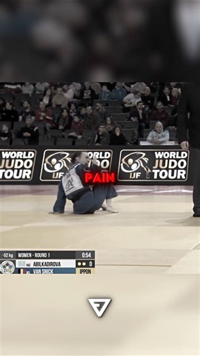 The Referee Didn’t Stop It… So She BIT Her Opponent 😳