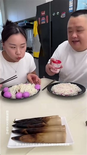 小氣老公以為能吃到雞腿，不料我雞蛋和肉都是我的，他只能吃口麵條