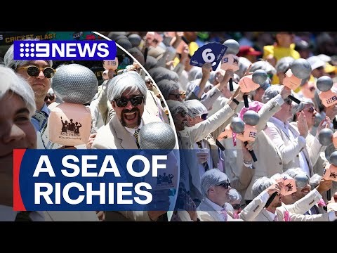 A bay full of Richie Benaud fans spotted on day two of the Sydney Ashes test | 9 News Australia
