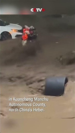 Firefighters, Residents Rescue Stranded Driver from Floods in North China's Hebei