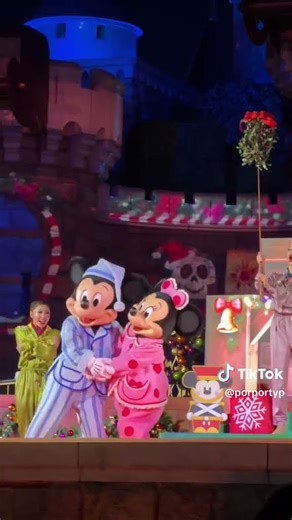 Cute love moment of Mickey and Minnie Mouse at Hong Kong Disneyland (HD)