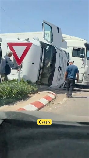 Truck crash in roundabout other driver take load #spain #truckdrivers #lkw
