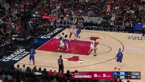 《TOP时刻》3日NBA最佳扣篮 布泽利斯天外飞仙霸气隔扣萨格斯