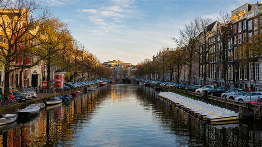 Así se ven los canales de Ámsterdam en invierno a la hora dorada