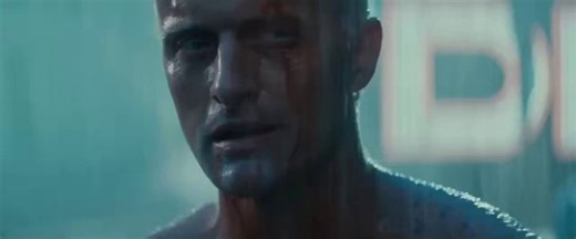 The “Tears in Rain” scene in Blade Runner (1982) was not fully scripted. Rutger Hauer felt the original speech was too long and “opera-like,” so he rewrote it before filming and added the immortal line: “like tears in rain.”It is remembered as one of cinema’s most moving farewells to death, where a replicant reveals profound humanity. Thanks to Hauer’s improvisation, the moment became a defining symbol of Blade Runner and the cyberpunk genre, standing today as an immortal piece of film history.