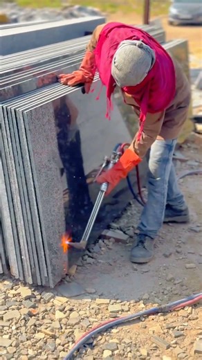 Teknik memperjelas motif batuan marmer dengan memberikan sentuhan api