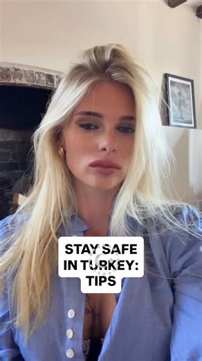 🔵 #ALTYAZILI | Türkiye'yi ziyaret eden yabancı bir kadın, kadın turistlere yönelik dikkat çeken uyarılarda bulundu:▪️"Türkiye'deyseniz, özellikle de kadınsanız biraz dikkatli olmanızı tavsiye ederim. Özellikle İstanbul'da..."▪️"Çünkü sarışın ve açık tenliyseniz erkeklerin ilgisini çok çekiyorsunuz."▪️"Erkekler adeta sevgili bulmak için görev başındaymış gibi davranıyor. Sizi takip eden erkeklerle bile karşılaşabilirsiniz."▪️"Ama İzmir gibi daha eğitim seviyesinin yüksek olduğunu düşündüğüm şehi