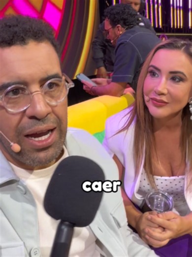 🤣🧠 Aquí no se completan refranes, ¡se destruyen dichos populares! 🎩⭐ #MeCaigoDeRisa, nuevo horario, a partir del jueves 29 de octubre de lunes a viernes a las 8:30 p.m. por #El5 y disponible en ViX #Original #S