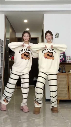 Crayon Shin chan Dance! 🖍️👯‍♀️ Cute Matching Pajama Outfits