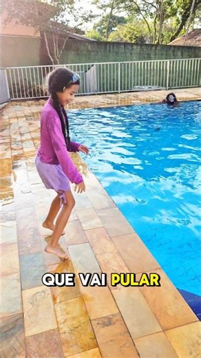A Maria entrou na piscina