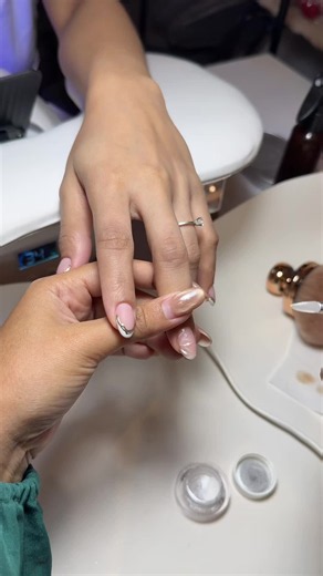 Reusable Silicone Chrome Applicator ✨ No more messy chrome application! Reusable, easy to clean, and perfect for smooth, even chrome nail designs. 💅🏻 #siliconechromeapplicator #chromeapplicator #chromepowder #chromenails #chromerecommendation