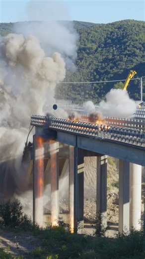 157 vert - CALCINAIA BRIDGE CONTROLLED DEMOLITION