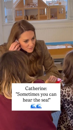 🔴‼️NEW VIDEO: A lovely moment between Catherine and a group of children today. The Princess has taken a sea snail and has explained the little girls that sometimes you can hear the sea inside! 📹 Cameron Walker #princesscatherine #katemiddleton #princessofwales #royals | Kate Middleton Royal Style